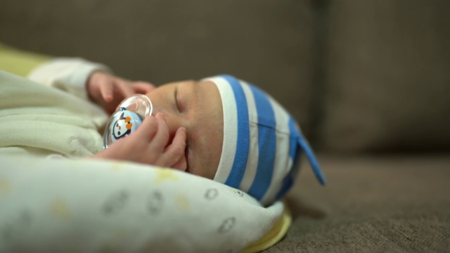 新生婴儿睡得好视频素材
