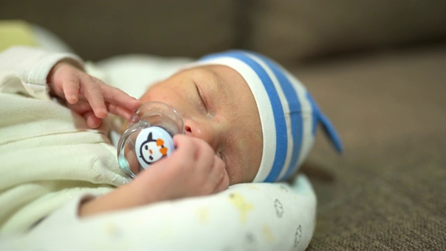 新生婴儿睡得好视频素材