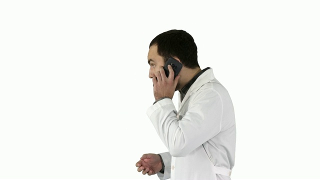 医生在白色背景下打电话视频素材