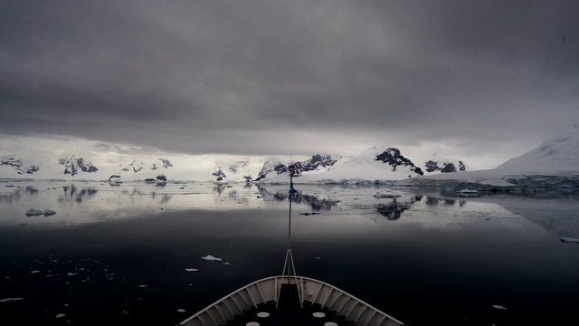 船在南极洲视频素材