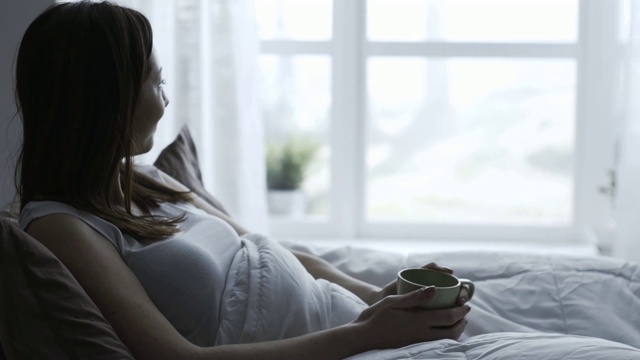 在床上喝咖啡的女人视频素材