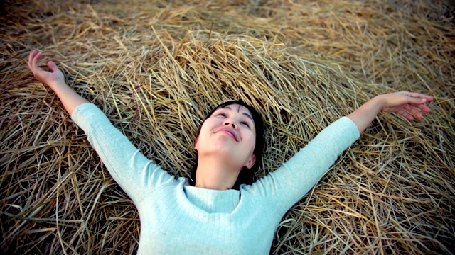 积极情绪:女人的胳膊伸在稻草上视频素材