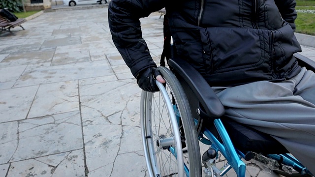 手持式轮椅移动-股票视频视频下载