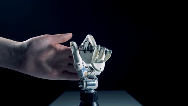 机械臂在被人控制后会做出手指动作视频素材