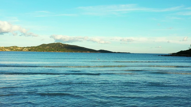 塔沃拉拉岛的背景，意大利撒丁岛美丽和透明的海鸟瞰图。视频下载