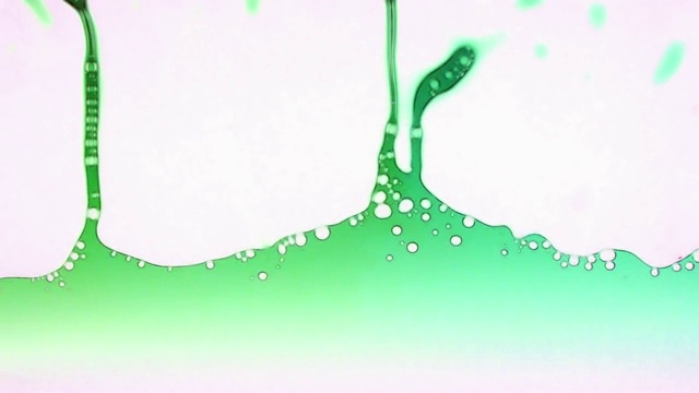 绿色液体在白色上慢动作视频素材