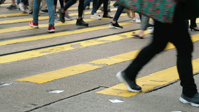 行人在香港过马路视频素材