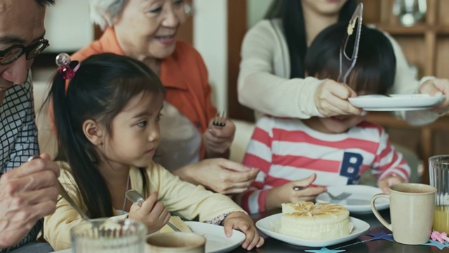 几代同堂的中国家庭在吃生日蛋糕视频素材