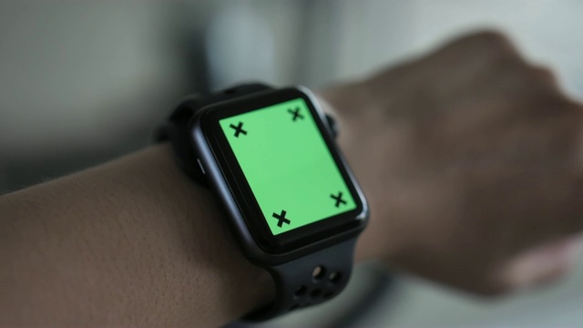 女性佩戴智能手表进行锻炼，Chroma Key视频下载