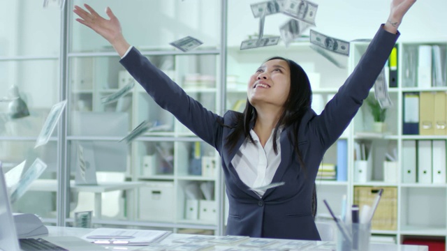 快乐的亚洲商务女士在办公室里扔钞票视频素材