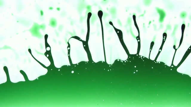 抽象的绿色有机喷溅形状在白色背景上视频素材