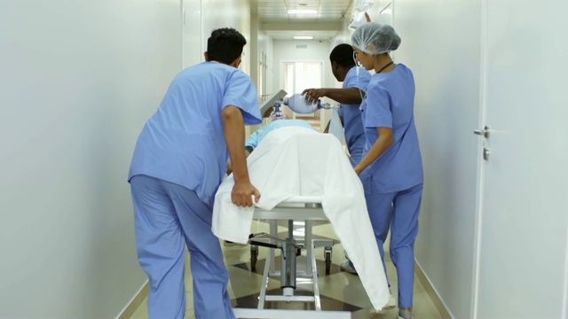 急症室工作人员将病人赶进手术室视频下载