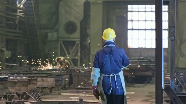 工厂里有对讲机的男工人视频素材