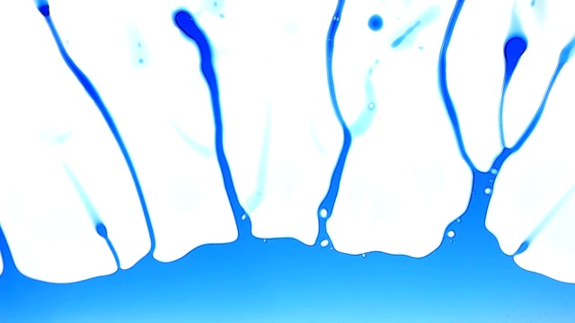 凉水在慢动作中飞溅，创造出漂亮的形状。看起来好像水在跳舞视频素材