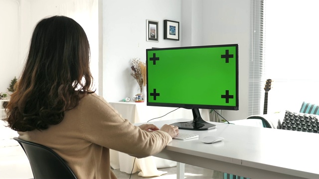 女人在用电脑绿屏视频下载