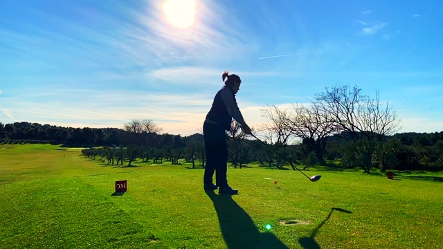 高尔夫球手与高尔夫球杆司机对太阳开球视频素材