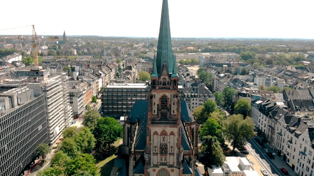 空中无人机视图。德国杜塞尔多夫教堂圣彼得。杜塞尔多夫的全景视频素材