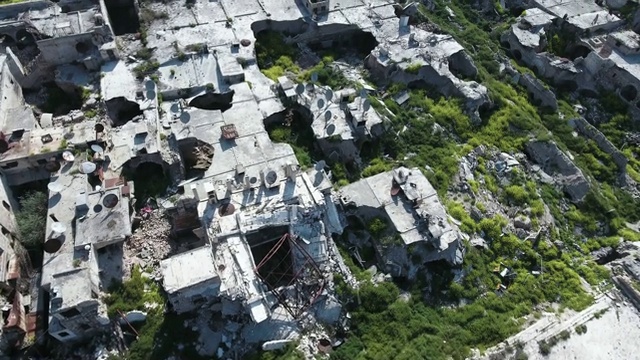 俯瞰阿勒颇的废墟，叙利亚。绿色自然环绕的建筑。视频下载