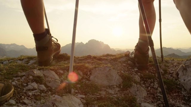 镜头光晕:日出时，一群不知名的活跃游客走上山顶。视频素材