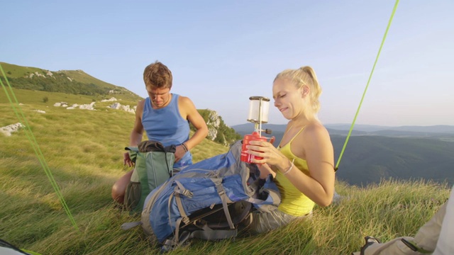 慢镜头:一对游客夫妇在阿尔卑斯山徒步旅行。视频下载
