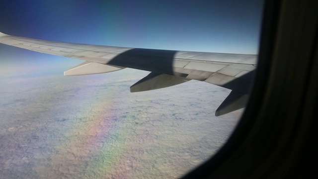 从飞机窗口的机翼上方从左到右的云视频素材