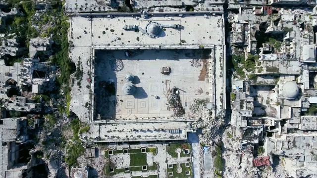 叙利亚阿勒颇清真寺废墟的鸟瞰图。清真寺的墙壁在叙利亚内战后被毁。视频下载