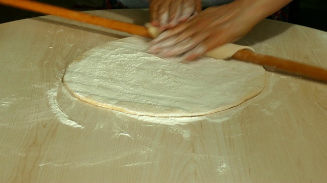 一个女人在准备意大利饺子，用肉做意大利饺子，准备意大利饺子面团，视频素材