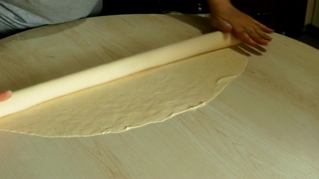 一个女人在准备意大利饺子，用肉做意大利饺子，准备意大利饺子面团，视频下载