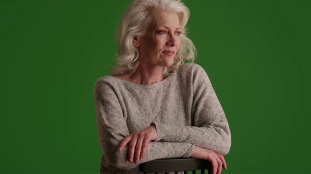 可爱的老妇人沉思的表情在绿色的屏幕上视频下载