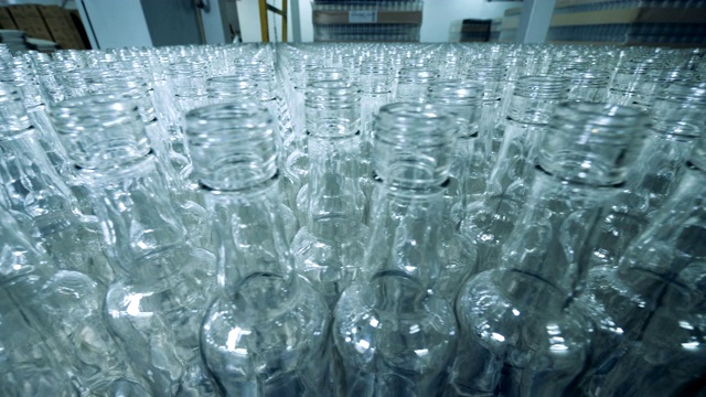 工厂里有很多空的玻璃瓶视频下载