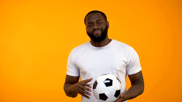 一个非洲裔美国人在踢足球，表现出大拇指向下，输了视频素材