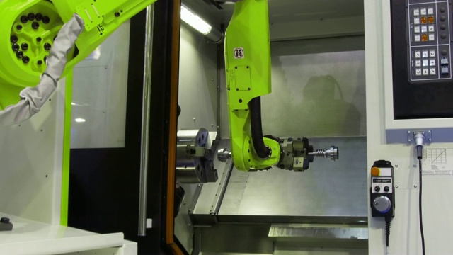 机器人手臂在数控铣削中心对零件进行加工视频下载