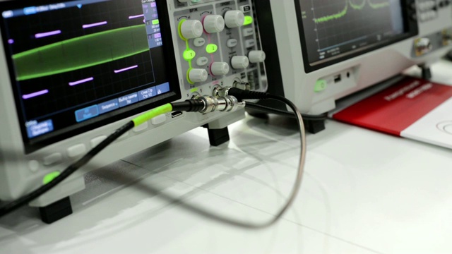 数字电子示波器。现代化的实验室测量设备。视频素材