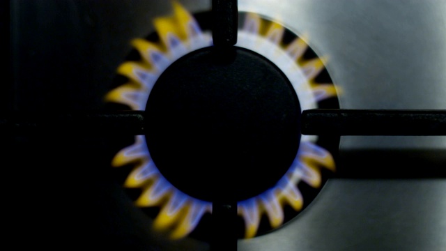 燃气燃烧炉与黄色和蓝色火火焰厨房炉具与不锈钢表面顶视图拍摄红色视频下载