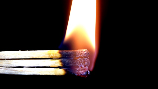 三根火柴在黑色背景上点燃火焰，然后熄灭产生大量烟雾视频素材