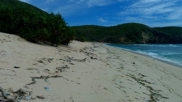 印度尼西亚龙目岛海滩上的垃圾视频素材