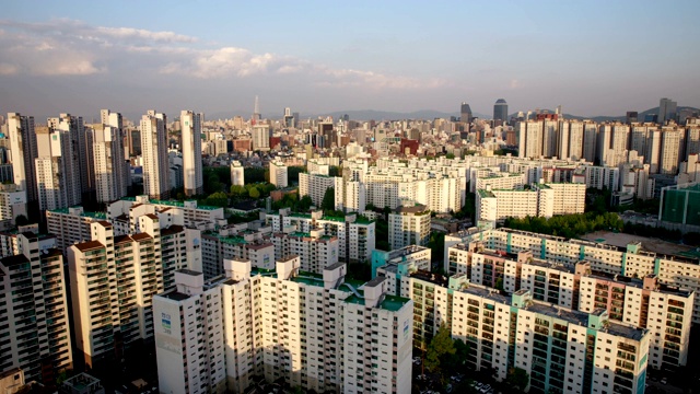 日落的乐天世界大厦(韩国最高的建筑)和公寓江南谷，首尔视频下载