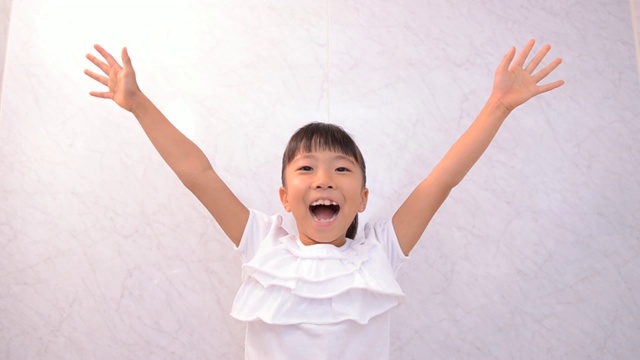 一个日本女孩举起双手视频素材