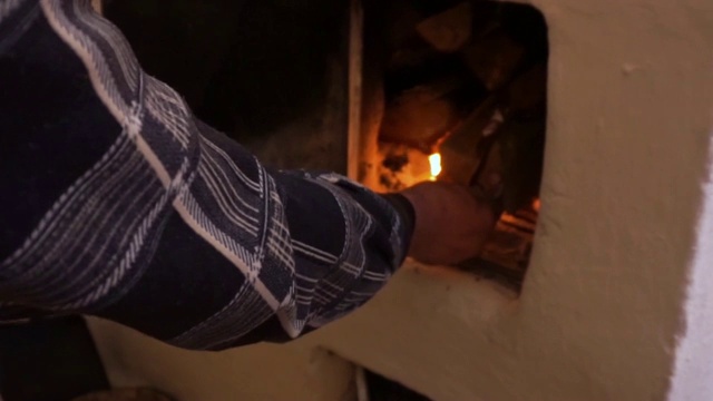 男人点燃烤箱。乡村烤箱视频素材