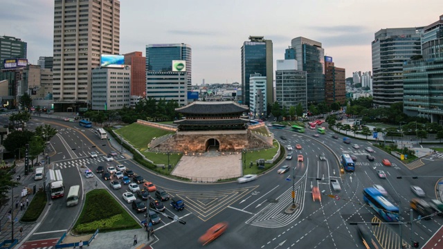 时光流逝，韩国首尔南大门要塞的交通。视频下载