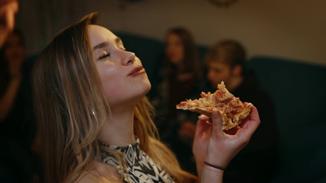 少女跳舞，同时享受披萨在派对视频素材