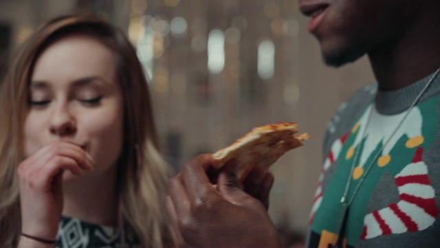 快乐的男女朋友在家享用披萨视频素材