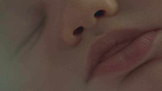 睡意朦胧的小女孩可爱的嘴巴视频素材