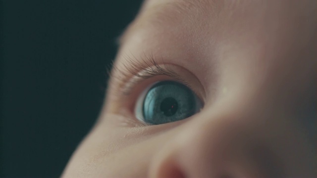 宝宝眼睛的特写视频素材