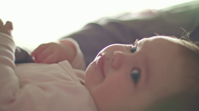 疲惫的女婴(6个月大)视频素材