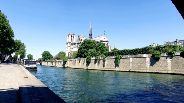 阳光明媚的巴黎圣母院。波夫从桥下的电影移动视频素材