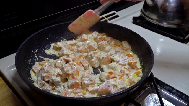 自制炒南瓜和蔬菜辣酱放在煎锅上视频素材