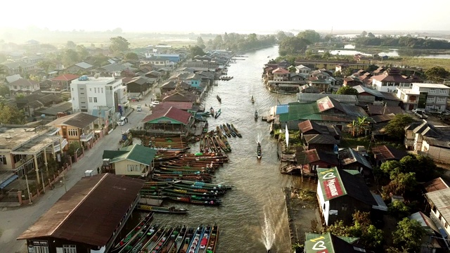 鸟瞰图亚洲漂浮村庄房屋湖在缅甸，缅甸的茵莱湖东南亚，漂浮花园茵莱湖，缅甸(缅甸)视频下载
