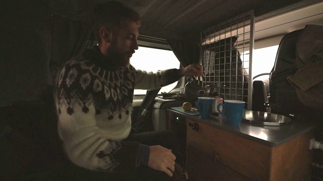 在野营车里喝茶的男人视频素材
