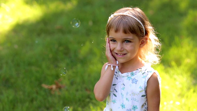 一个小女孩的肖像在不同的眼睛颜色在公园日落。视频素材